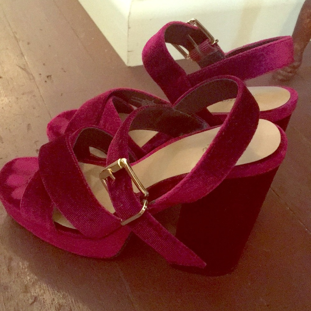 Magenta size 6 velvet platform heels